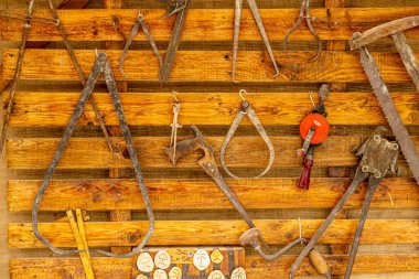 Madrid 'in Alcala de Henares kentindeki Feria Ortaçağ sırasında geleneksel ortaçağ heykel aletleri canlı bir pazarda sergilenmektedir. Sanatçılar miras ve zanaatkarlığı kutladılar.