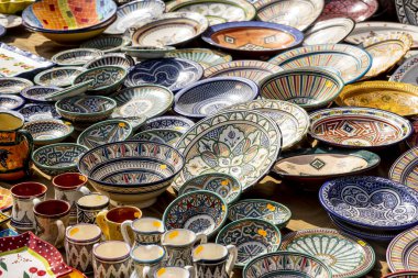 İspanya 'nın Madrid kentindeki bir ortaçağ fuarı sırasında geleneksel bir sanat pazarında çeşitli renklerde el boyaması yemekler düzenlenerek, karmaşık tasarım ve el sanatları ile ziyaretçilerin ilgisini çekiyor..