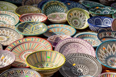 Madrid, İspanya 'daki Feria Ortaçağ' daki tezgahları çeşitli renklerde elle boyanmış canlı tabaklar dolduruyor. Pazar, pek çok ziyaretçinin ilgisini çeken geleneksel sanat ve zanaatkarlığı kutluyor..