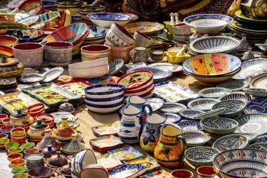 Madrid, İspanya 'da bir ortaçağ fuarında renkli elle boyanmış tabaklar sergileniyor. Geleneksel sanat pazarında ziyaretçilerin ilgisini çeken çeşitli eşsiz seramik parçalar yer alıyor..