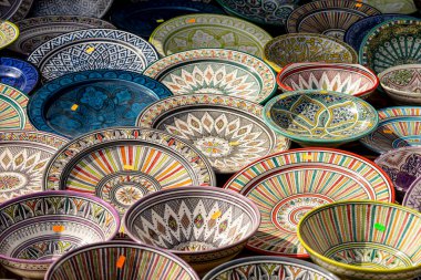 İspanya 'nın Madrid kentindeki ortaçağ fuarı sırasında el boyaması renkli tabaklar geleneksel bir sanat pazarında çarpıcı bir gösteri yaratıyor. Her parça karmaşık tasarım ve işçilik sergiliyor..