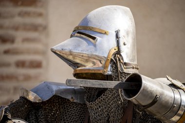 Madrid 'deki bir ortaçağ festivaline katılanlar, dönemin zanaatkarlığını vurgulayan ve ziyaretçileri eğlendiren miğfer ve zincir zırhlı şaşırtıcı demir zırhlar sergilediler..