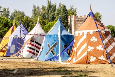 Madrid 'de hizaya gelmiş canlı ortaçağ çadırları yıllık fuar sırasında şenlikli bir atmosfer yaratıyor, tarihi kültür sergileniyor ve katılımcılar için etkinlikler düzenleniyor..