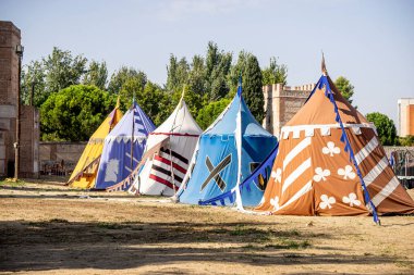 Madrid 'de hizaya gelmiş canlı ortaçağ çadırları yıllık fuar sırasında şenlikli bir atmosfer yaratıyor, tarihi kültür sergileniyor ve katılımcılar için etkinlikler düzenleniyor..