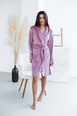 Sıkı çalışma gününden sonra dinlenin. Spa bornozlu genç bir kadın duş alıyor. Güzellik, vücut ve cilt bakımı konsepti. Yüksek kalite fotoğraf