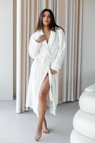 Bild Des Mädchens Das Seitlich Weißem Bademantel Und Mit Handtuch — Stockfoto