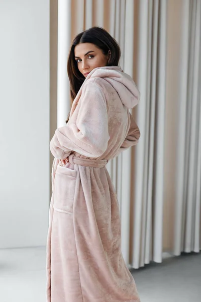Jonge Gezonde Serene Vrouw Meisje Ontspannen Badjas Spa Handdoek Het — Stockfoto