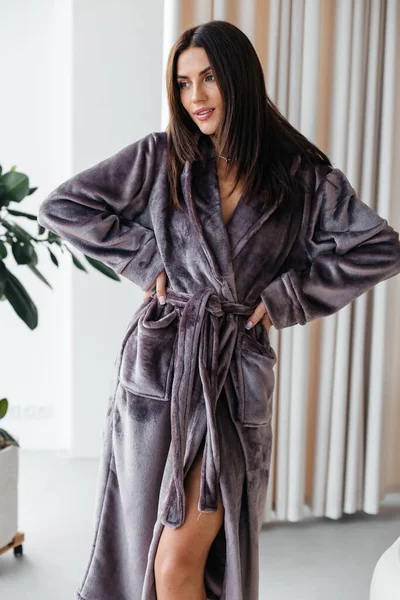 Jonge Gezonde Serene Vrouw Meisje Ontspannen Badjas Spa Handdoek Het — Stockfoto