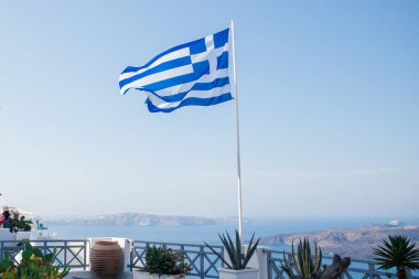 Yunanistan 'ın Santorini adasında Oia' ya bakan Yunan bayrağı. Yüksek kalite fotoğraf