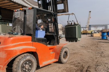 Forklift ambardan kamyona yükleme yapıyor. Yüksek kalite fotoğraf