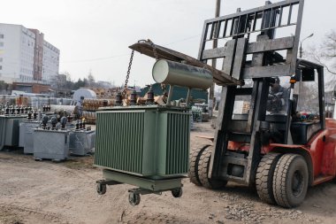 Forklift ambardan kamyona yükleme yapıyor. Yüksek kalite fotoğraf