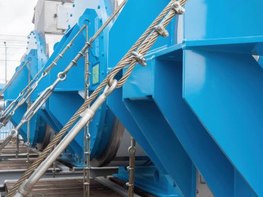 Turnike tokalı tel ve klempli halat nakliye için ağır makineleri yerinde tutuyor. 2 numaralı kablo odaklı sığ alan derinliği.