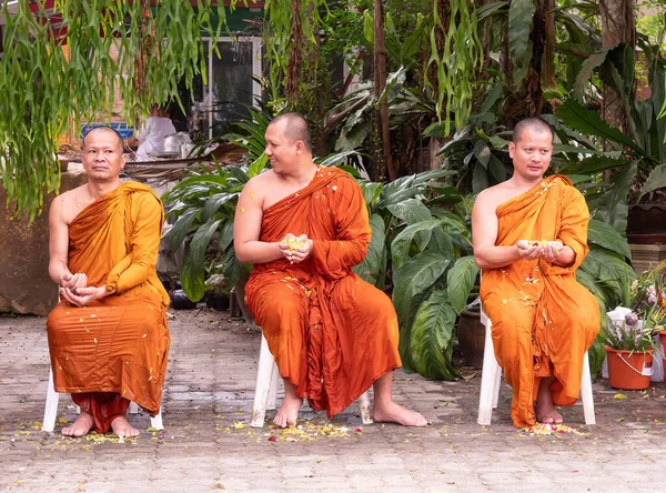 Бан Чанг Таиланд Апреля 2023 Года Монаха Мокрые Воды Лепестками — стоковое фото