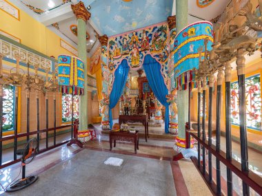 Hoi An, Quang Nam vilayetindeki Cao Dai tapınağının içi, Vietnam. Cao Dai tek tanrılı bir dindir ve ataya ibadet gibi birçok Vietnamlı halk dinini barındırır ve resmi olarak Tay Ninh şehrinde kurulmuştur.