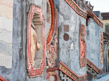 Hoi An, Quang Nam, Vietnam 'daki Ba Mu Tapınağı' nın detayları. Eski Hoi An şehri bir Dünya Mirası alanıdır ve büyük bir ticaret limanı olduğu günlere dayanan iyi korunmuş binaları ve sokak yapısı ile ünlüdür..