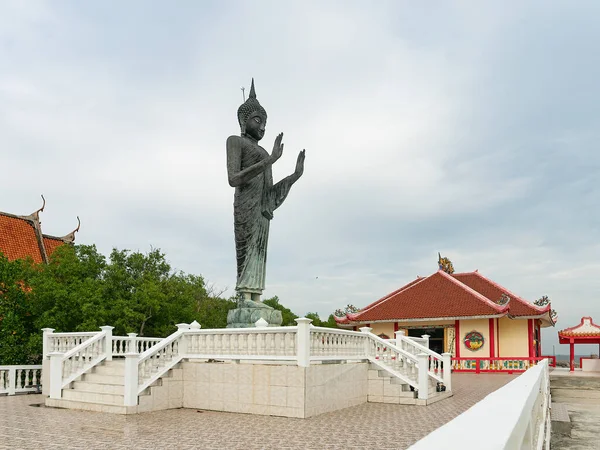 Imagen Buda Pie Templo Estilo Chino Wat Khun Samut Chin —  Fotos de Stock