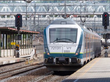 Oslo, Norveç - 20 Ağustos 2022: Norveç 'teki Oslo Merkez İstasyonu' nda Norveç devlet demiryolu işletmecisi Vy 'nin ahırında AnsaldoBreda tarafından inşa edilen 72 Tip tren.