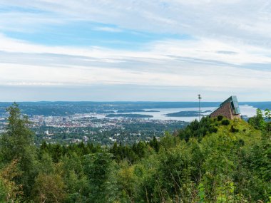 Norveç 'in başkenti Oslo' nun panorama manzarası Holmekollen 'den Midtstubakken kayakla sağdan atlarken görülüyor..