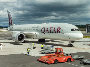 Gardermoen, Norveç - 22 Ağustos 2022: Katar Havayolları Boeing 787-9 Oslo Havaalanı, Gardermoen kapısına vardı..