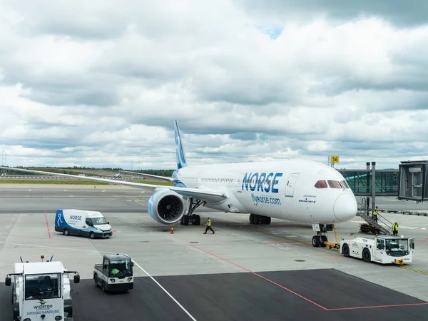 Gardermoen, Norveç - 22 Ağustos 2022: Norse Atlantic Airways Boeing 787-9, Oslo Havaalanı, Gardermoen kapısında. Norveç Atlantik, denizaşırı ülkelere odaklanan bir Norveç bütçe havayolu şirketidir..