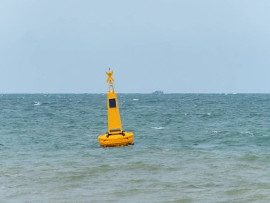 Denizde güneş enerjisiyle çalışan sarı şamandıra tehlikeli bir bölgeyi işaret ediyor. Bu durumda Tayland, Pattaya 'da bir plaj yakınında yüzücüler için ayrılmış bir alan..