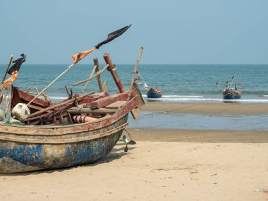 Vietnam 'ın Thanh Hoa eyaletindeki Sam Son plajında geleneksel Vietnam balıkçı tekneleri karaya vurdu..