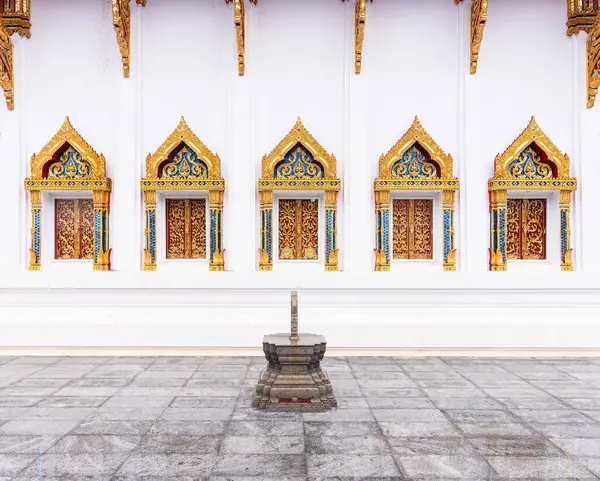 Wat Chai Mongkhon 'un pencereleri, Güney Pattaya' daki büyük Budist tapınağı, Tayland 'ın Chonburi eyaletindeki tatil köyü..