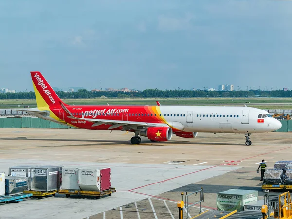 Ho Chi Minh City, Vietnam - 13 Nisan 2018: Vietjet Airbus A321 Ho Chi Minh City, Vietnam 'daki Tan Son Nhat Havalimanı' nda kalkışa hazır.