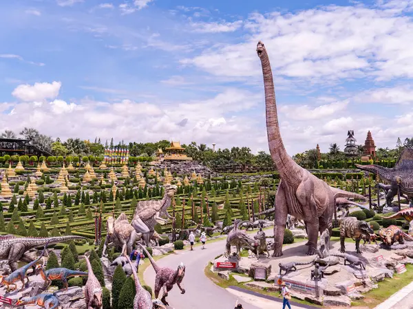 Pattaya, Tayland - 27 Ağustos 2023: Pattaya, Tayland 'daki Nong Nooch Wonder World' deki Fransız Bahçesi ve Dinozor Parkı. Nong Nooch bahçeleri, çiçekleri, mimarisi ve hayvanlarla dolu büyük bir parktır..