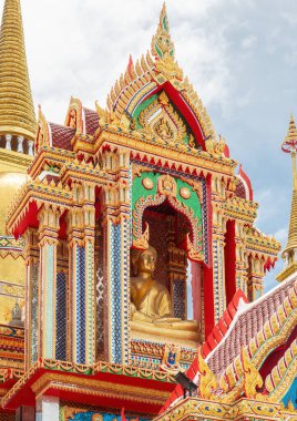 Buda görüntüsü Wat Huai Yai 'deki binalardan birinde, Huai Yai, Pattaya City, Chonburi, Tayland.