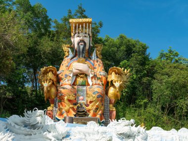 Gökyüzü Kralı 'nın heykeli, ya da Tayland' ın güneyindeki Songkhla Eyaleti, Hat Yai 'deki Hat Yai Belediye Parkı' nda Çin mitolojisinin bir tanrısı olan ejderhalar denizinde oturan Cennetin Büyükbabası..
