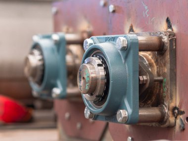 Samut Prakan, Tayland - 21 Mayıs 2018: Bir sanayi atölyesinde üretim sırasında vida konveyörleri sürüş mili sonunda Asahi Seiko bilye.