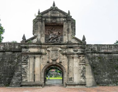 Santiago Kalesi 'nin ana kapısı Intramuros, Manila, Filipinler' de, Santiago 'nun da yardımıyla, Saint James' in girişi üzerinde..