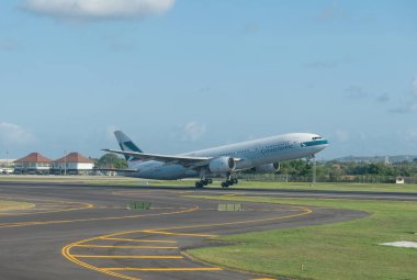Denpasar, Endonezya - 21 Ekim 2017: Cathay Pacific Boeing 777 Denpasar, Bali 'deki I Gusti Ngurah Rai Uluslararası Havalimanı' ndan kalkıyor..