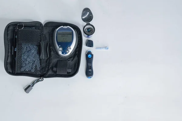 Şeker hastaları Glikoz Test kiti ve vitrin açık. Beyaz arkaplan ve boşluk. 