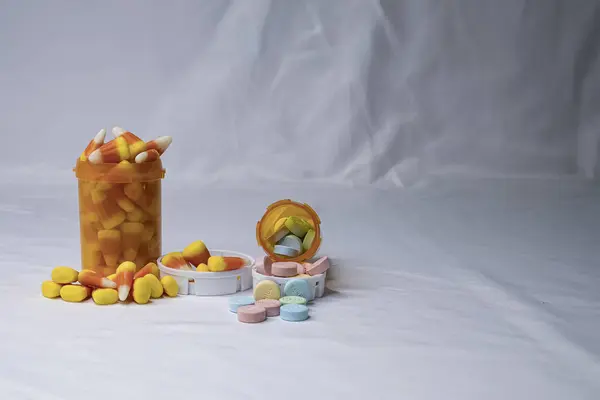 Reçeteli ilaç şişeleri şekerli mısır ve tatlı tartlarla dolup taşıyor. Uyuşturucuyu şeker olarak göstermek. Uyuşturucu yerine Candy gibi yiyip, tedavi ettiler.