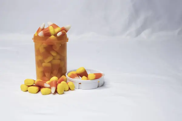 Reçeteli ilaç şişesi Candy Corn ile dolup taşıyor. Uyuşturucuyu şeker olarak göstermek. Uyuşturucu yerine Candy gibi yiyip, tedavi ettiler.
