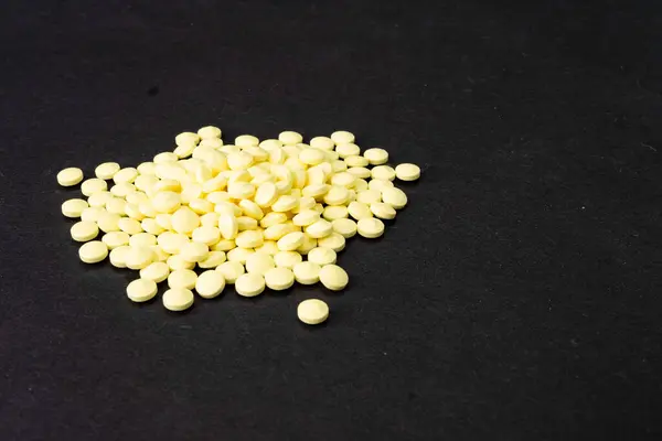 Aspirin masanın üstüne dökülüp yığılıyor..