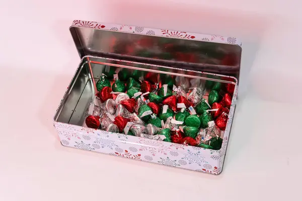 Parlak paketlenmiş bir kutu çikolata şekeri..
