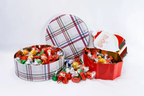 İki Noel şekeri konservesi açıldı ve biraz şeker döküldü..