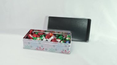 Bir kız babasının elini tokatlar ve o da biraz Noel şekeri alır..