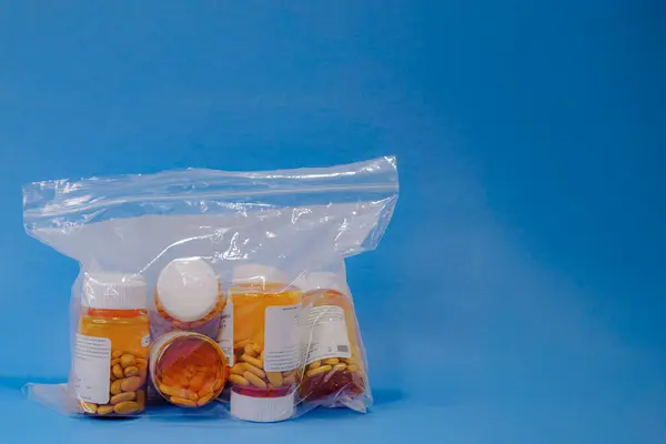 Reçete için birden fazla RX şişesi içeren plastik bir torba..