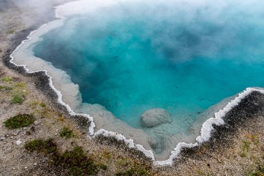 Yellowstone Ulusal Par 'da Siyah Havuz Kaplıcası