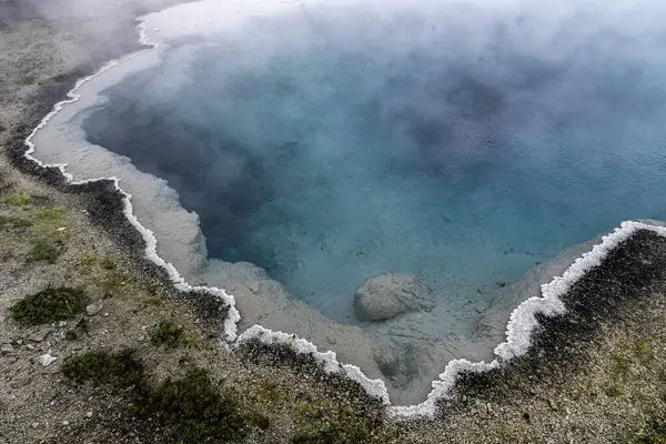 Yellowstone Ulusal Par 'da Siyah Havuz Kaplıcası