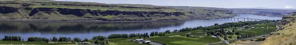 Maryhill Oregon 'daki Columbia Nehri Boğazı' nın panoramik manzarası..