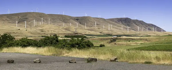 Maryhill Oregon 'daki Stonehenge Memorial' dan Columbia Nehri boyunca uzanan panoramik bir rüzgar değirmeni manzarası.