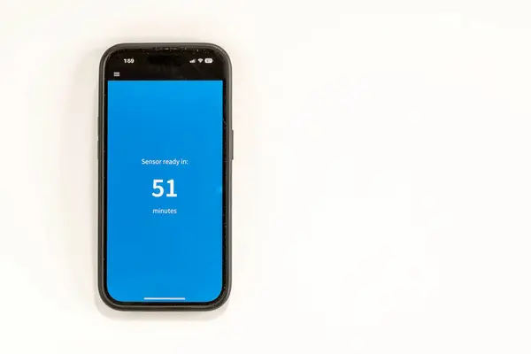 CGM Monitörü izleme telefonundan başlatılıyor. Hazır olmak için geri sayım.