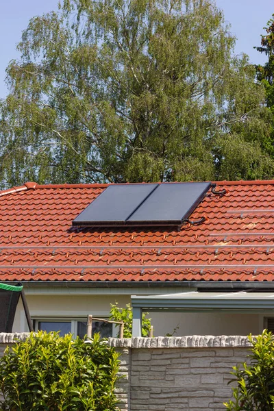 Dach Panelu Słonecznego Dachu Budynku Rusztowaniami Budowlanymi Południowych Niemczech Słoneczny — Zdjęcie stockowe