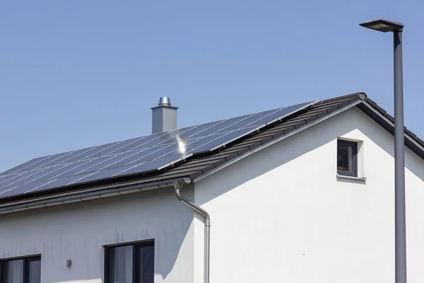 Dach Panelu Słonecznego Dachu Budynku Rusztowaniami Budowlanymi Południowych Niemczech Słoneczny — Zdjęcie stockowe