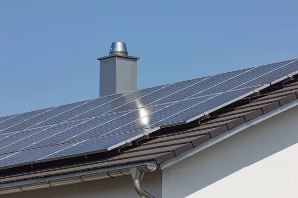 Solarzellen Dach Auf Hausdach Mit Baugerüst Süddeutschland Sonniger Frühlingstag — Stockfoto